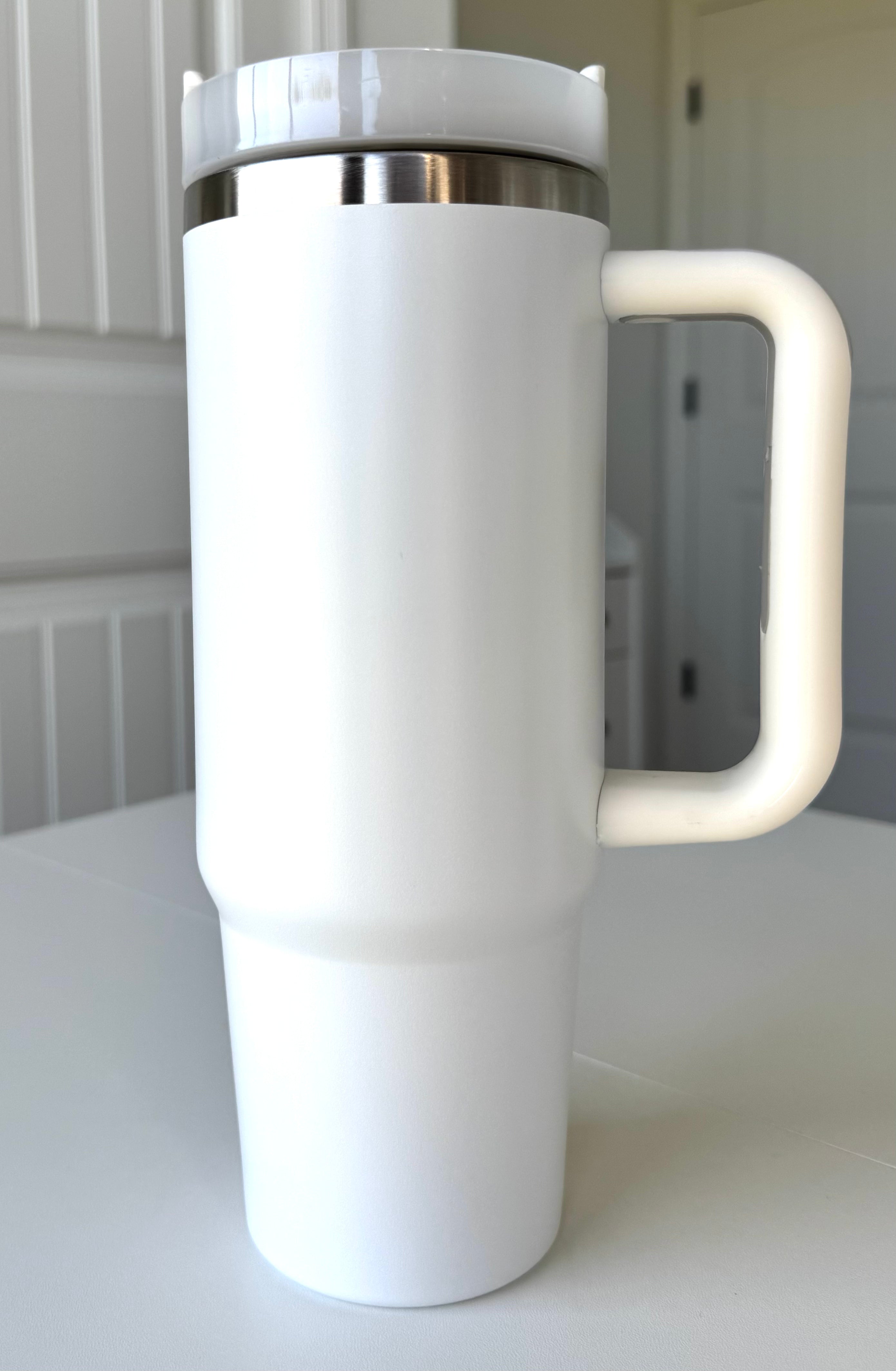 30oz Insulated travel tumbler with handle / White